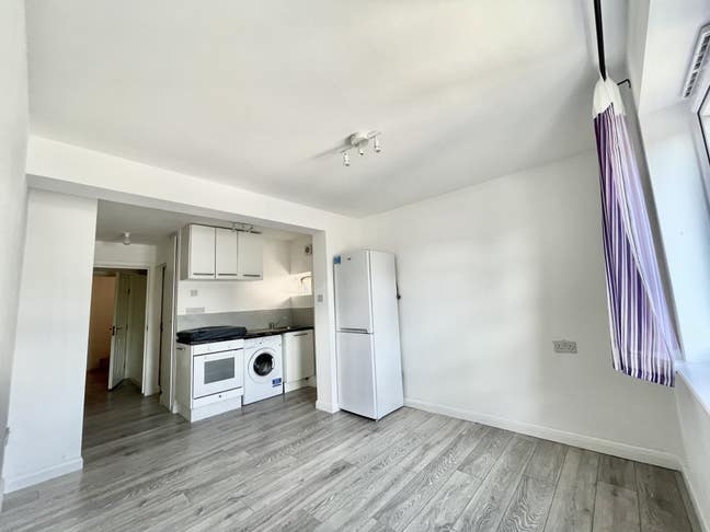 1Br | Close Transport Links | Furnished Main Photo