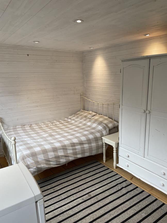 En-suite garden room double bed near ARM Main Photo