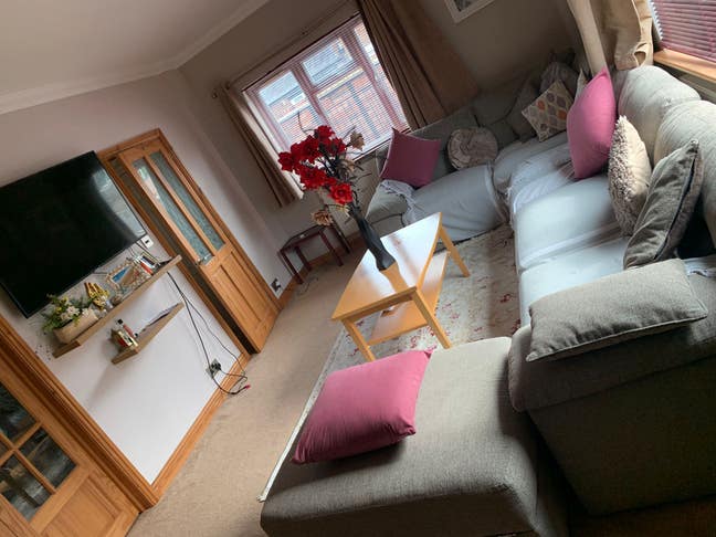Room to Rent in large house in Willsden Avenue Main Photo
