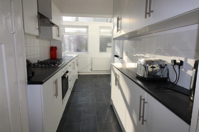 All bills incl. 2 rooms available in 5 bed house Main Photo
