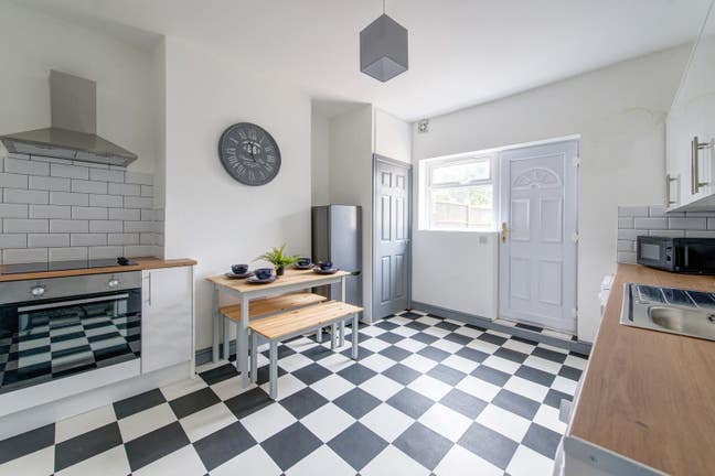  Lovely En Suite Rooms in Popular Location  Main Photo