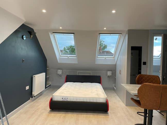 Self contained studio flat with kitchen & Ensuite Main Photo