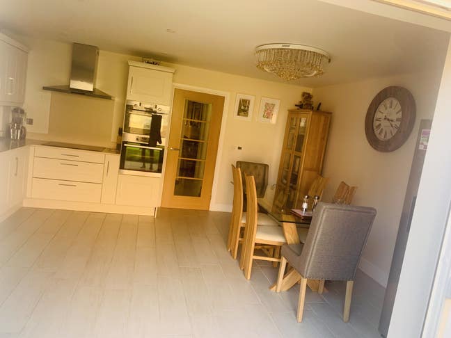 Super clean, spacious & furnished double bedrooms  Main Photo