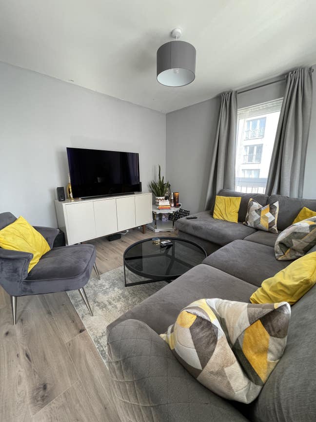 Bright and Airy Room with Own Bathroom Main Photo