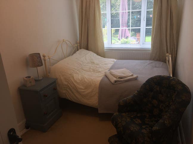 Fully furnished double room in my home Main Photo