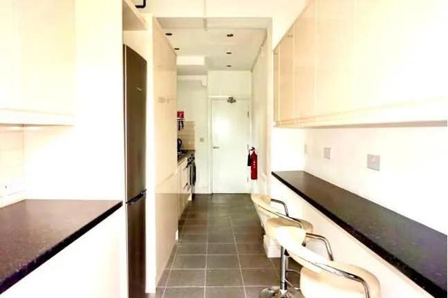 Spacious ensuite double room in modern house Main Photo