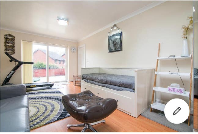 1 Private room, en-suite,  2 Minutes walk to Metro Main Photo
