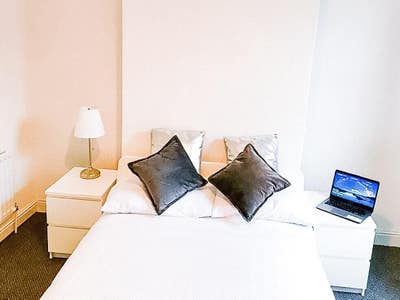 Walking distance to  Hanley City Centre Main Photo