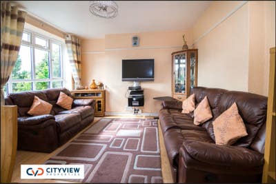 Wonderful three-bedroom flat to Let in Battersea Main Photo