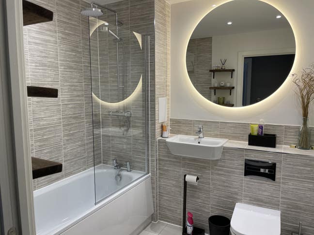 8 mins from station + En-suite + Cleaner + Parking Main Photo