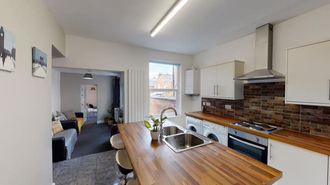 One Double Room Remaining! Main Photo