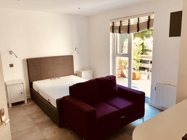 Stunning 1 Double Bed Studio with Garden - UT2 Main Photo