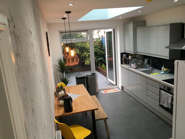 Spacious ,Double  room  in a modern house. Main Photo