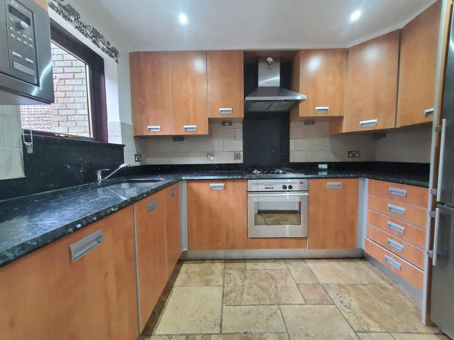 Three bedroom house to let with garden and off par Main Photo