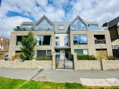 Bright double room available now Main Photo