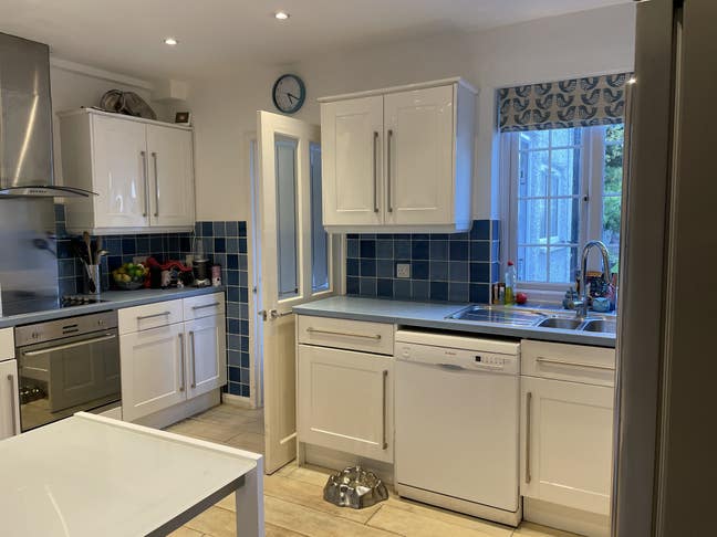 Double Room in house available Main Photo