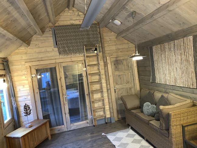 Eco Cabin - Walk to beach, town, station, campus Main Photo