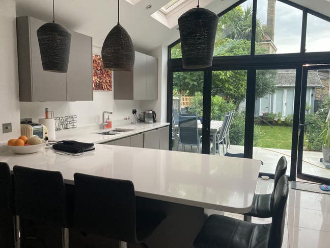 Centrally located, large single room, M to F only Main Photo