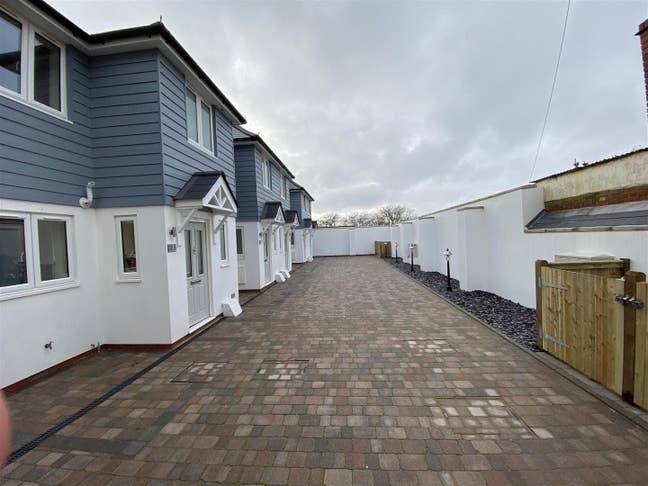 Top floor double room and demi ensuite Main Photo