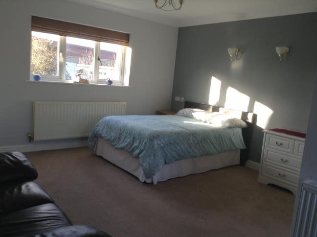 Large bedroom with sofa, kitchenette and ensuite Main Photo