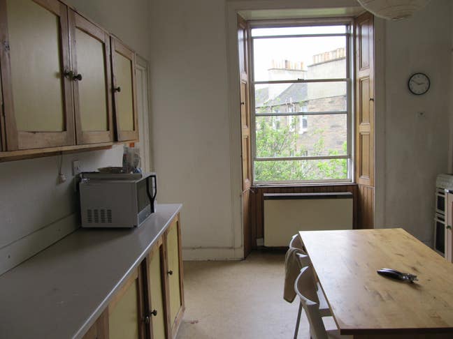One single room available in a flat . Main Photo