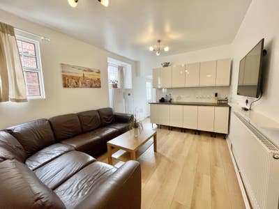 One Large Double Bedroom Remaining!! Main Photo