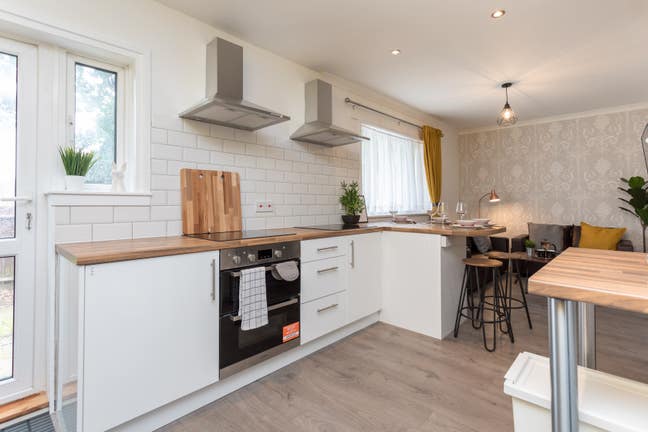 Double Room Available Main Photo