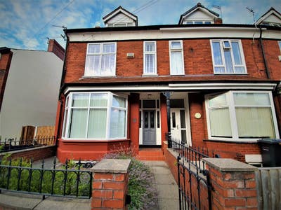 Double bedroom in a friendly house share Main Photo