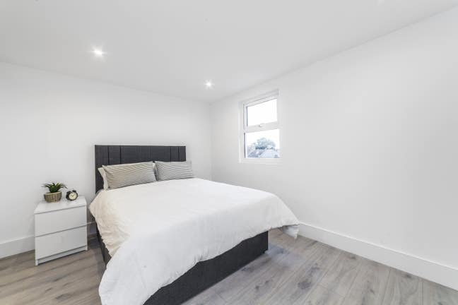 Elegant Ensuite, Lounge & Garden – Great Location Main Photo
