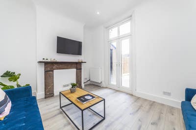 Charming Ensuites, Lounge, Garden and Prime Spot Main Photo