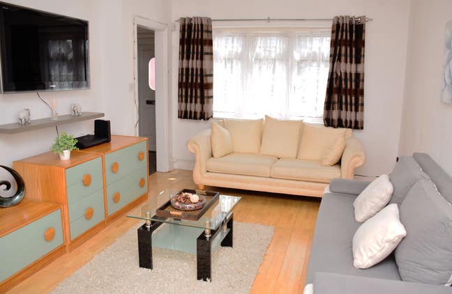 Spacious Deluxe Room in a Shared House Main Photo