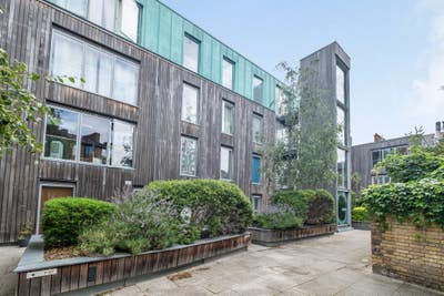 Spacious Double Room minutes from Balham Station Main Photo