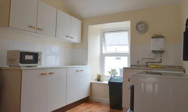 Room available in clean & tidy house Main Photo