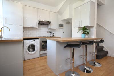 *1 Large Room * Lovely Refurbed House * No Fees * Main Photo