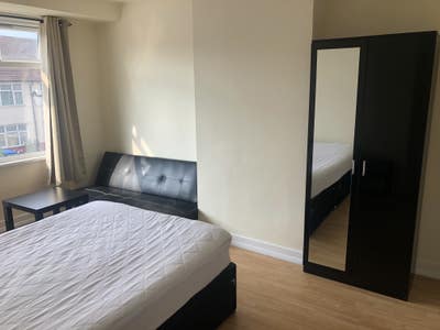 Large double room in Hounslow West Main Photo