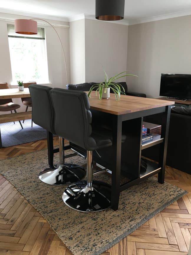 Master double w/ en suite, home office and parking Main Photo