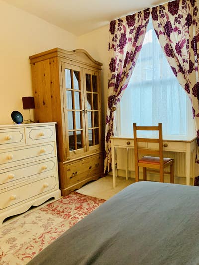 Single room in spacious, female, family home Main Photo