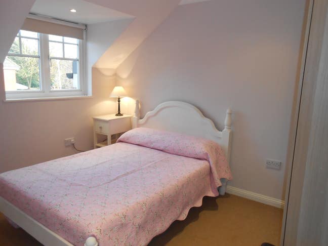Modern Double Room with almost sole use of b/room Main Photo