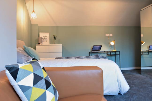 Beautiful Room in Stunning House Main Photo