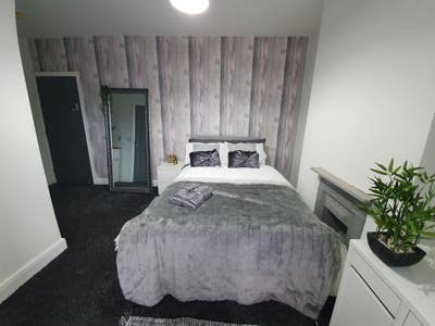 Boom! En suite rooms in a mini mo Main Photo