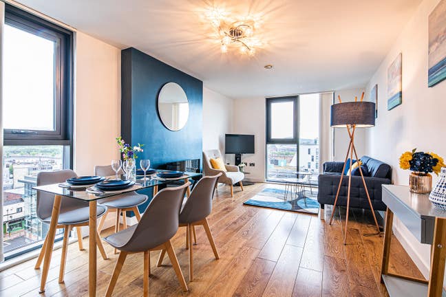 Spacious 2 Bed Central Apt All Bills Inc Parking! Main Photo