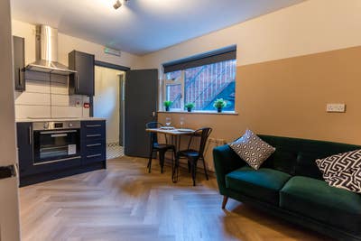 Room in Newly Refurbished Apartment Close to QUB Main Photo