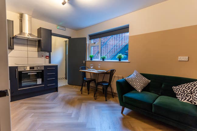 Room in Newly Refurbished Apartment Close to QUB Main Photo