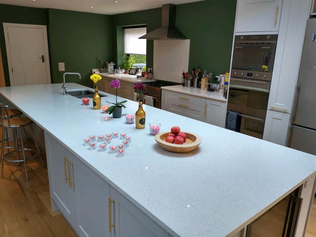 Large en-suite room 5 mins to Redhill centre Main Photo