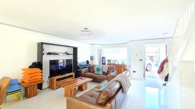 Amazing 4 Bed House in Oakwood Main Photo