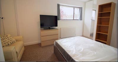 Large room ensuite with work area nr GCHQ Main Photo