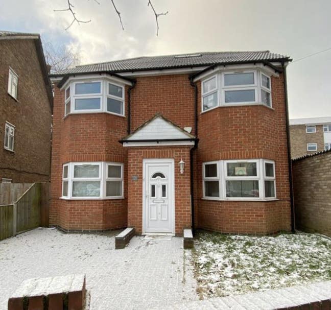 2 Bedroom Doubles  in a Lovely  Detached House Main Photo