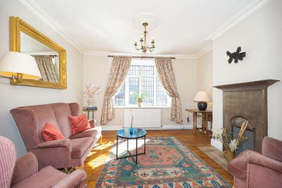 Three bed flat for girls. Main Photo