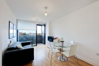 One bed flat with balcony facing courtyard Main Photo