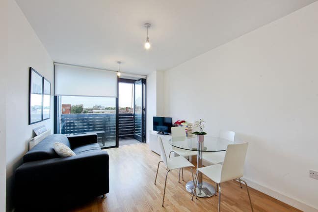 One bed flat with balcony facing courtyard Main Photo